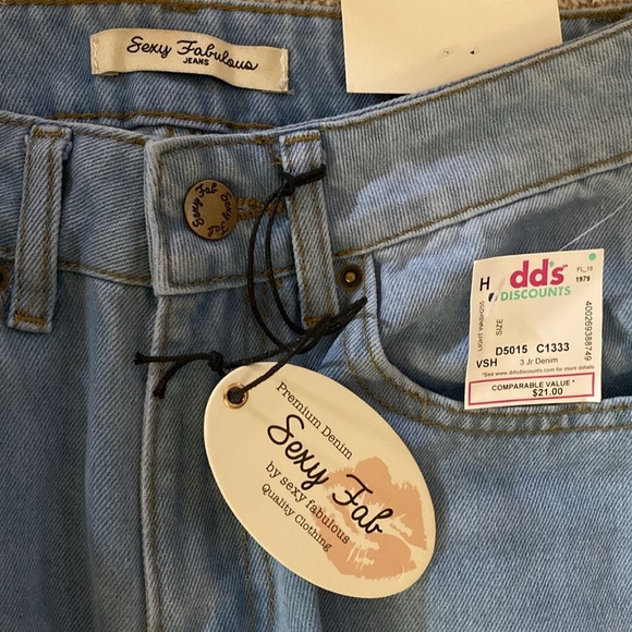 NWT Women's Medium Wash Straight Leg Jeans with Butterfly Embroidery - Picture 4 of 6